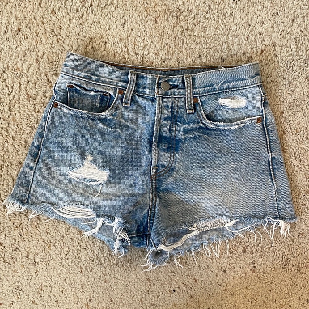 Levi’s cut off denim shorts